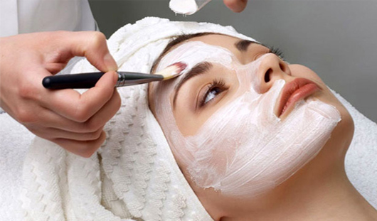 انجام خدمات فیشیال و جوانسازی پوست در کلینیک زیبایی تهران